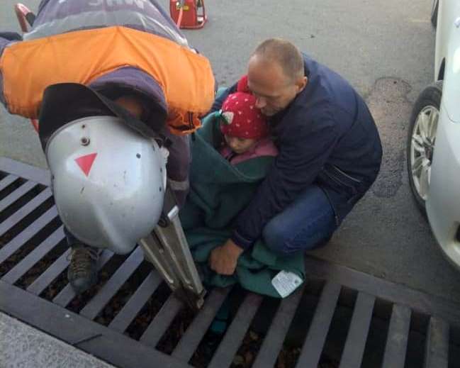 В Находке спасатели МЧС оказали помощь ребенку, застрявшему в ливневой решетке