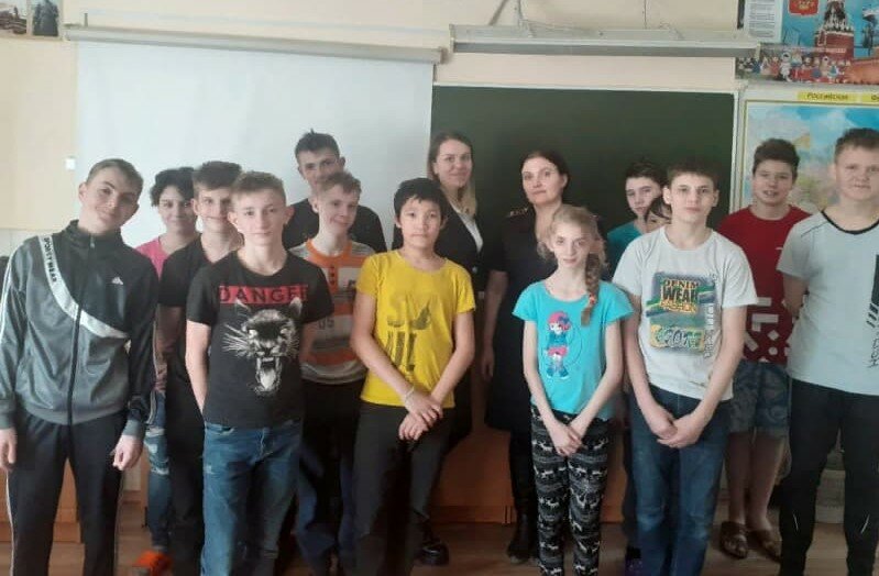 В Находке сотрудники транспортной полиции рассказали воспитанникам школы-интерната о правилах поведения на железной дороге