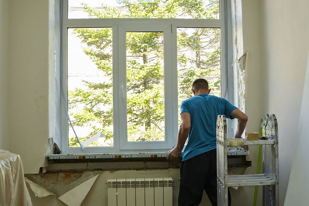 В учреждениях образования Находки устанавливают новые окна