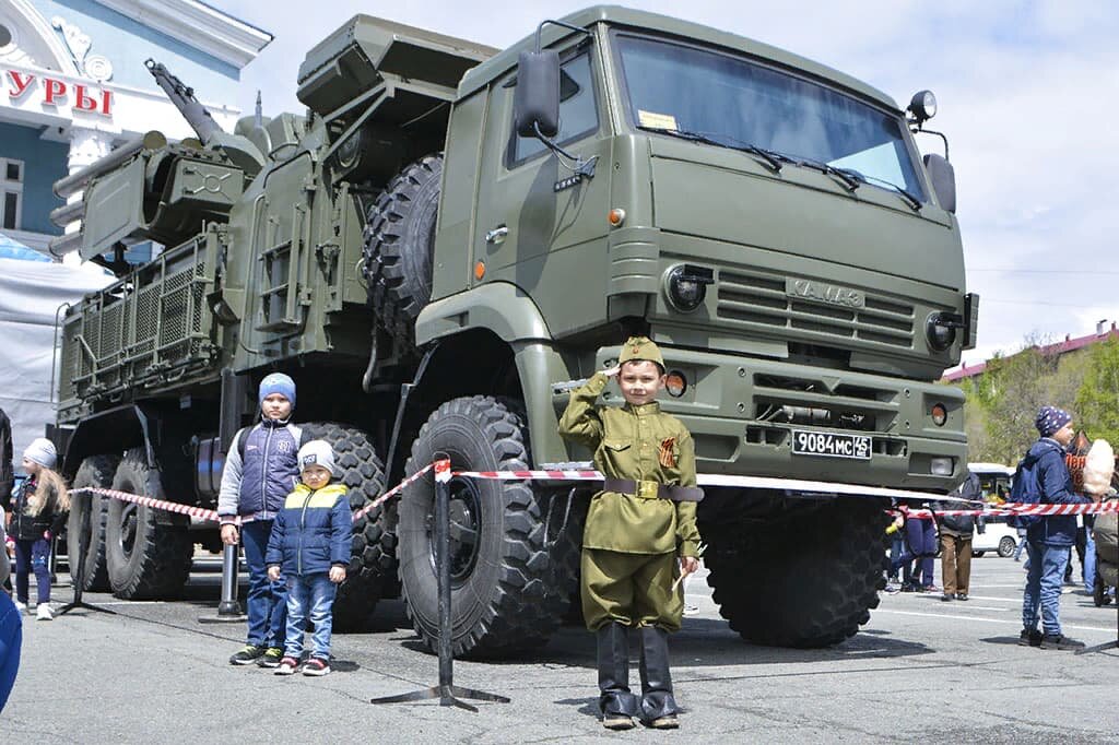 В Находке на площади Центра культуры проходят праздничные мероприятия, посвящённые Дню Победы