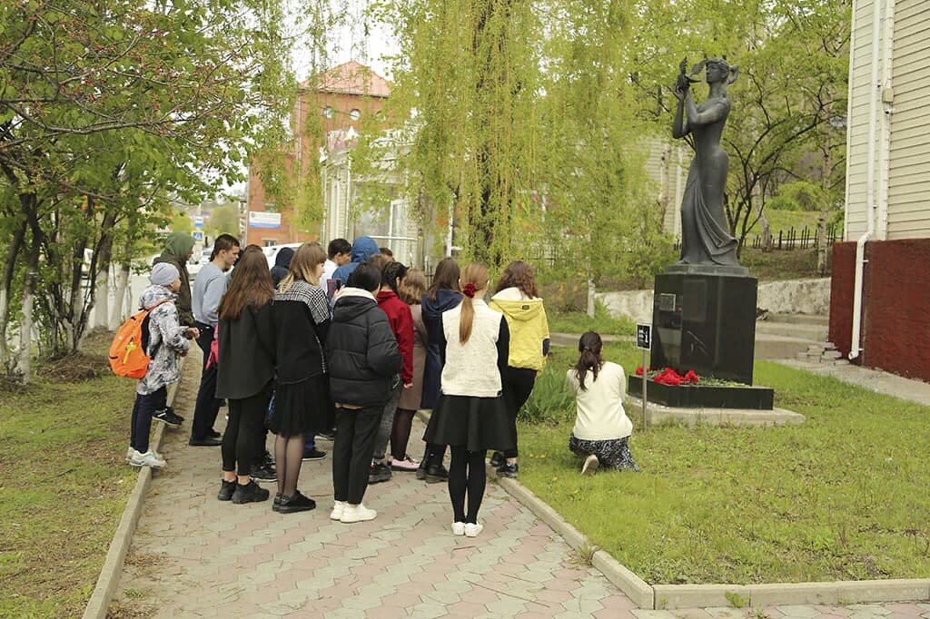 В Находке зажгли свечи в память о погибших в Казани