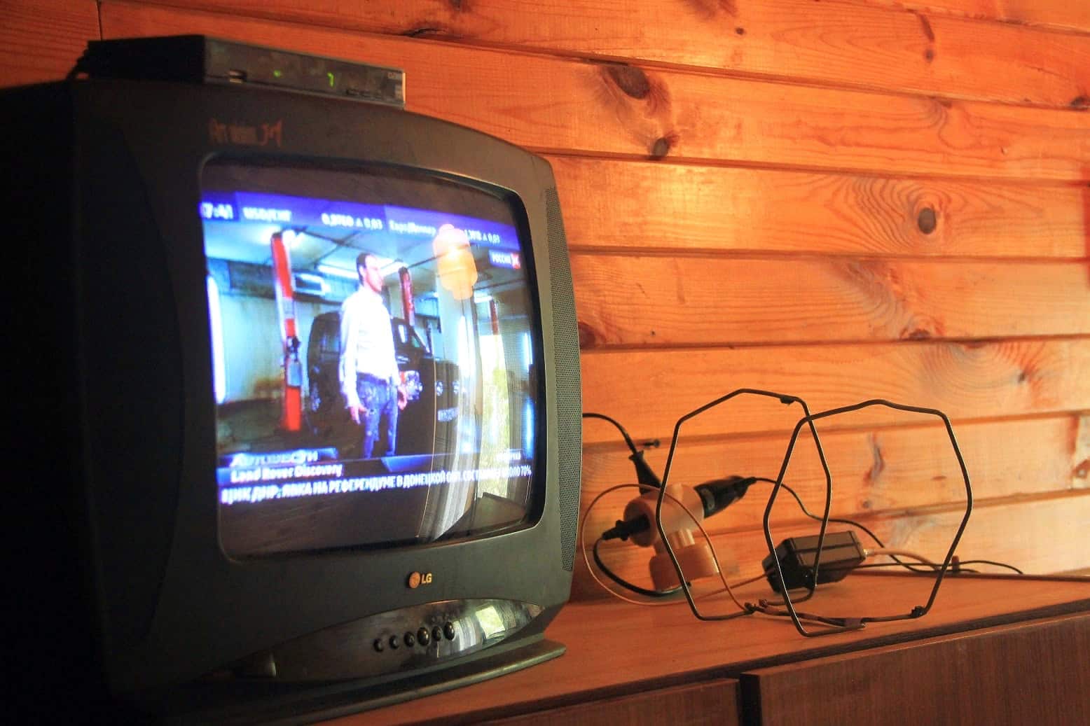Цифровые каналы на старом телевизоре. Старый телевизор. Телевизор на даче. Цифровое ТВ на даче. Старый телевизор на даче.