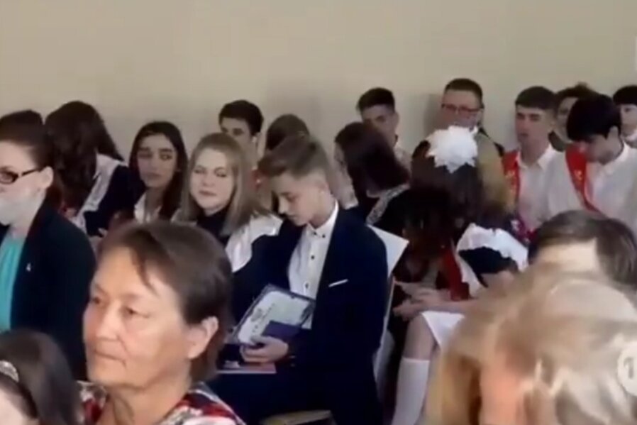 Находкинские 9-классники получили аттестат о неполном среднем образовании