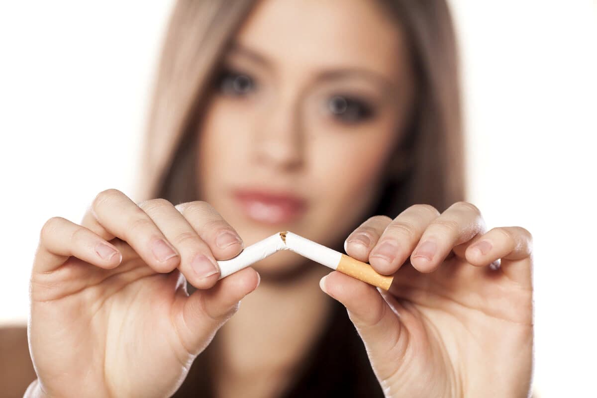 В борьбе с курением поощрения эффективнее запретов. Новое исследование SuperJob