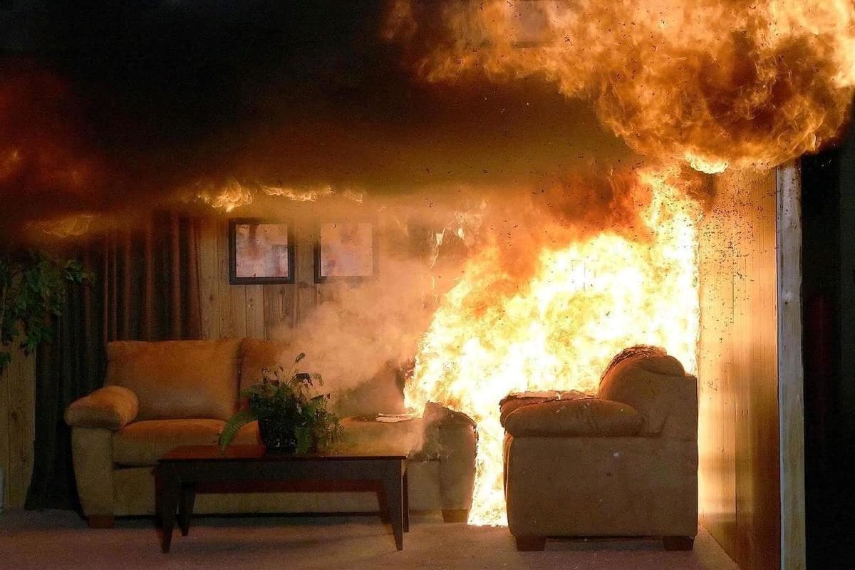 В посёлке Козьмино горела квартира в жилом доме на улице Набережная
