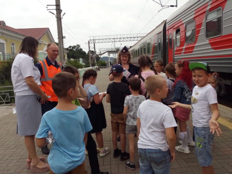 В Находке сотрудники транспортной полиции организовали экскурсию для детей на станцию «Тихоокеанская»