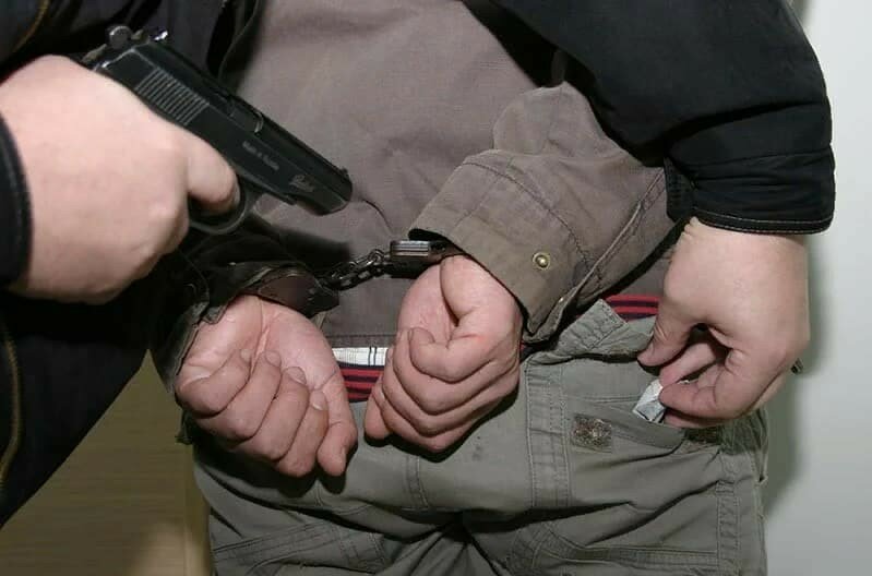В Находке дело сотрудника полиции подбросившего наркотики мужчине направлено в суд