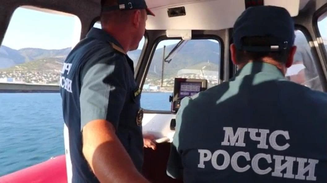 МЧС Находки спасли мужчин которых уносило в открытое море на САПах