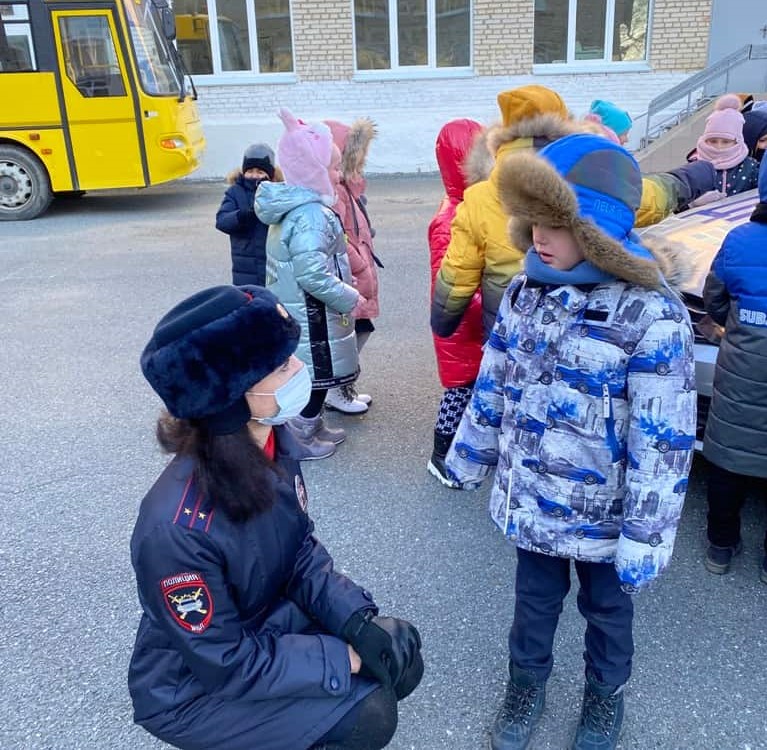 В Находке полицейские напомнили детям, как нужно себя вести на дороге зимой