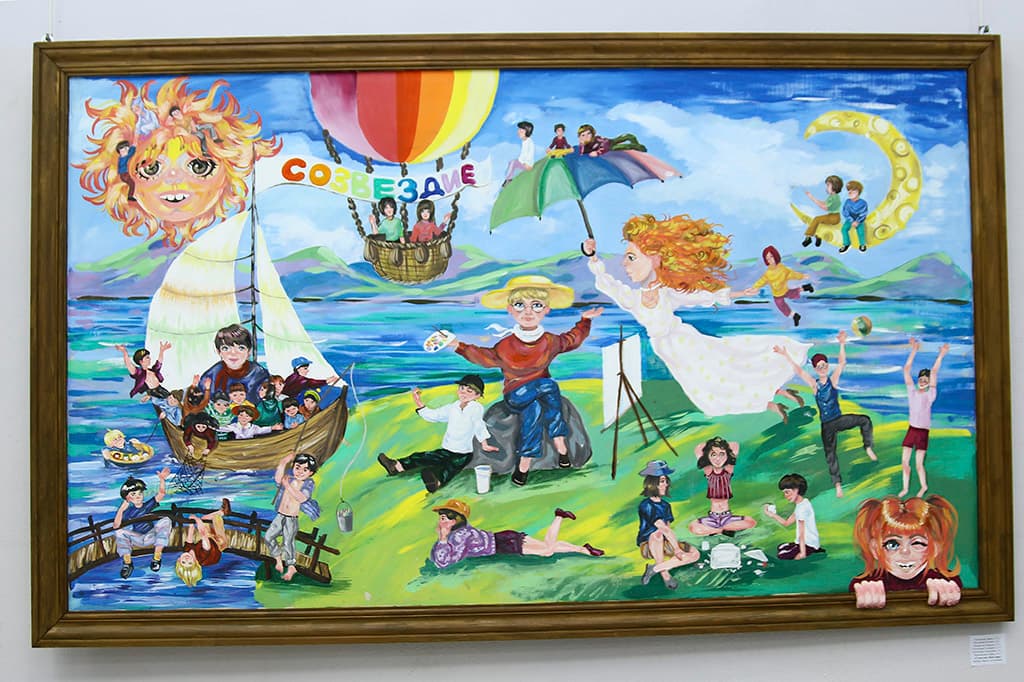 В Находкинской картинной галерее «Вернисаж» представлен «Звёздный путь» юных художников
