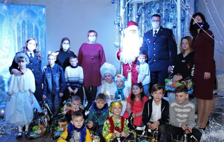 В Находке полицейские подарили детям из семей, находящихся в трудной жизненной ситуации, новогоднюю сказку