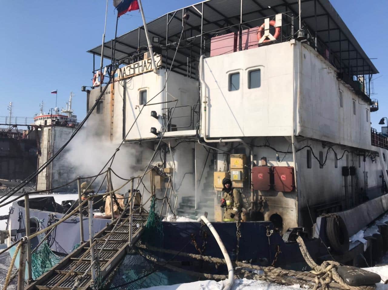 В Находке огнеборцы МЧС России ликвидировали пожар на частном судне «Лазурная-2»