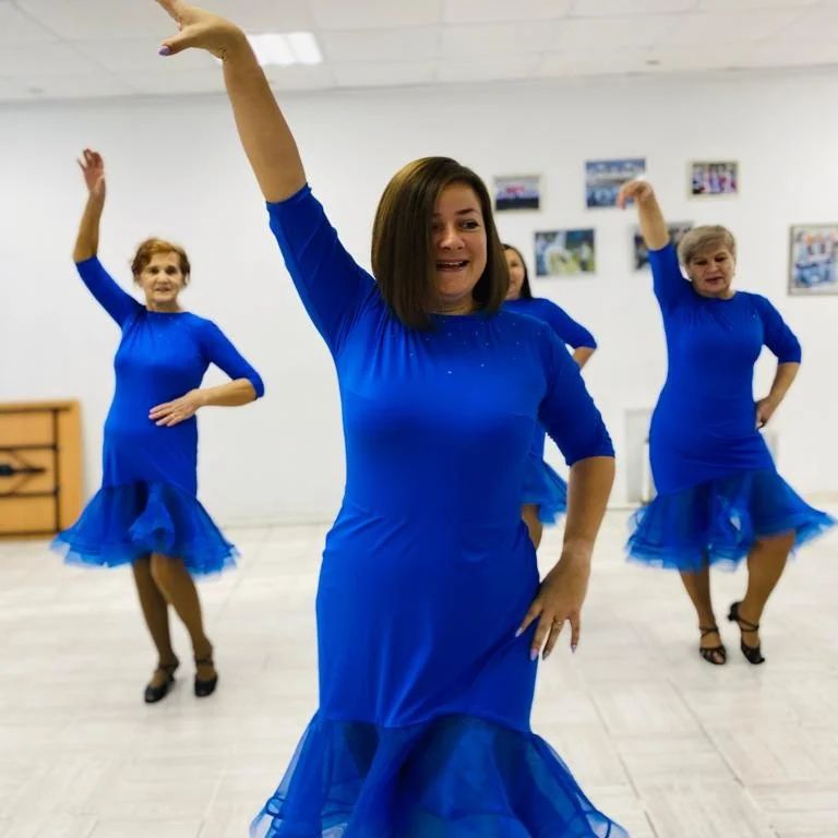 Фонд «Восточный порт» приобрел новые сценические платья для танцевальной студии «Активное долголетие»