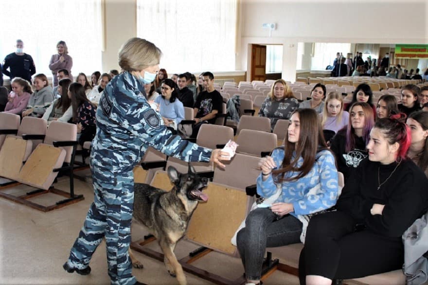 В Находке полицейские организовали для школьников и студентов уроки профориентации «Такая профессия - Родине служить!»