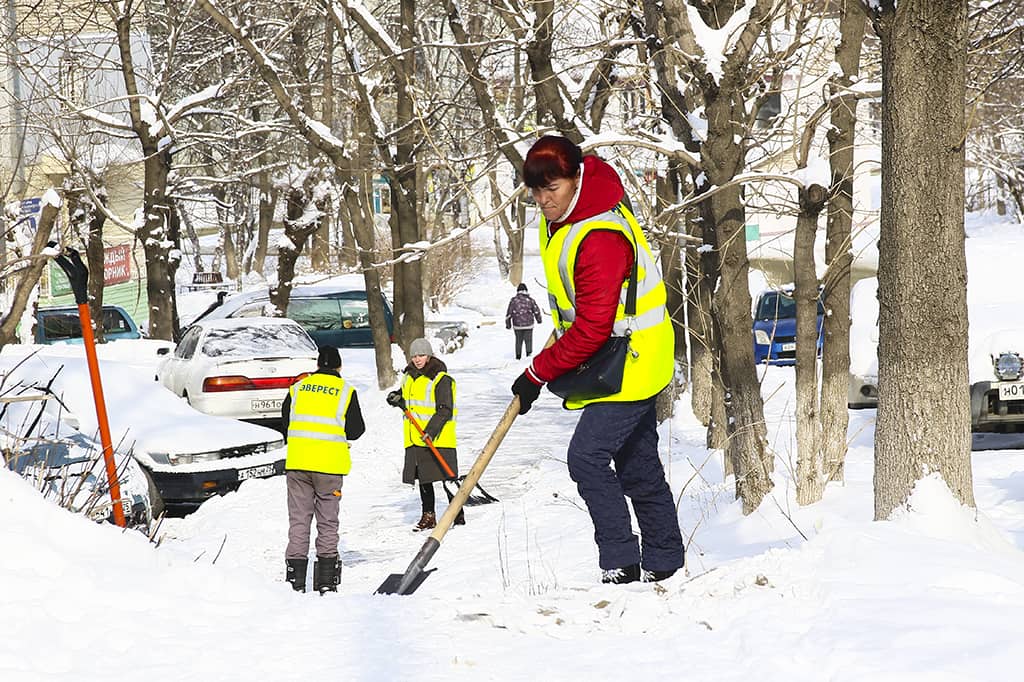 Управляющие компании Находки продолжают уборку снега во дворах