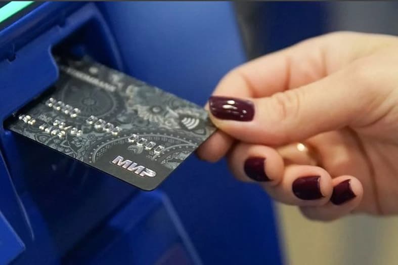 В Находкинском городском округе жительница Ливадии, похитила деньги с банковской карты соседа