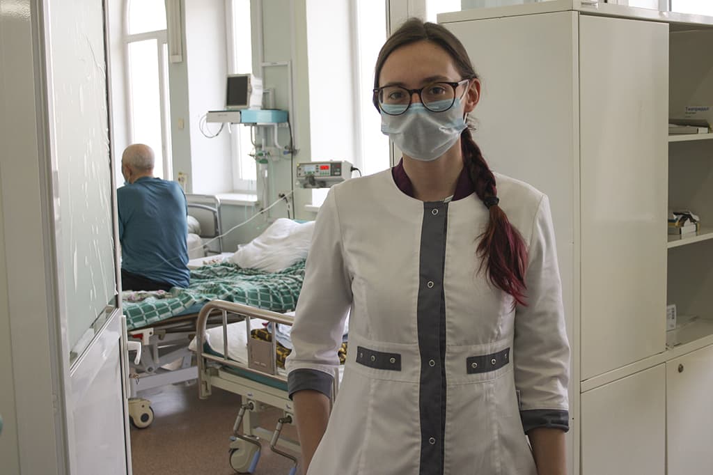 На работу в Находкинскую городскую больницу приходят опытные врачи и молодые кадры