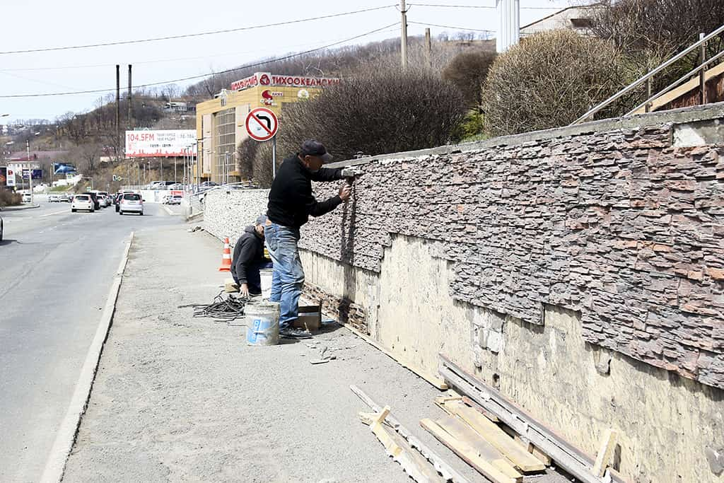 Около Находкинского Театра кукол ремонтируют подпорную стену