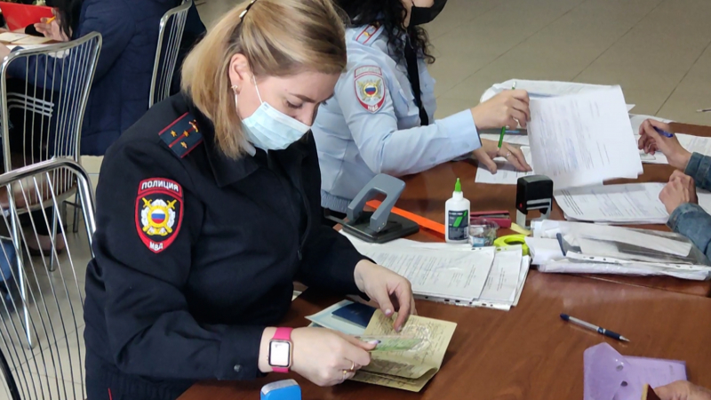 В Находке гражданам Украины, ДНР и ЛНР полицейские помогают в оформлении временного убежища на территории РФ