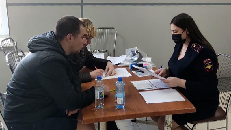 В Находке гражданам Украины, ДНР и ЛНР полицейские помогают в оформлении временного убежища на территории РФ