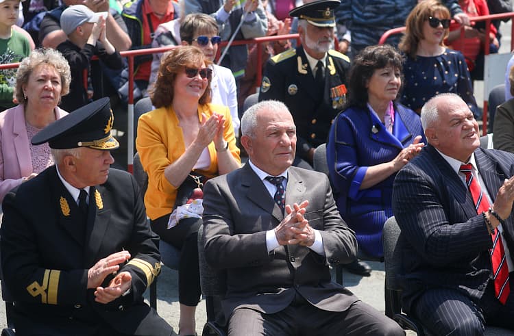 Олег Кожемяко поздравил с 72-летием Находки жителей города