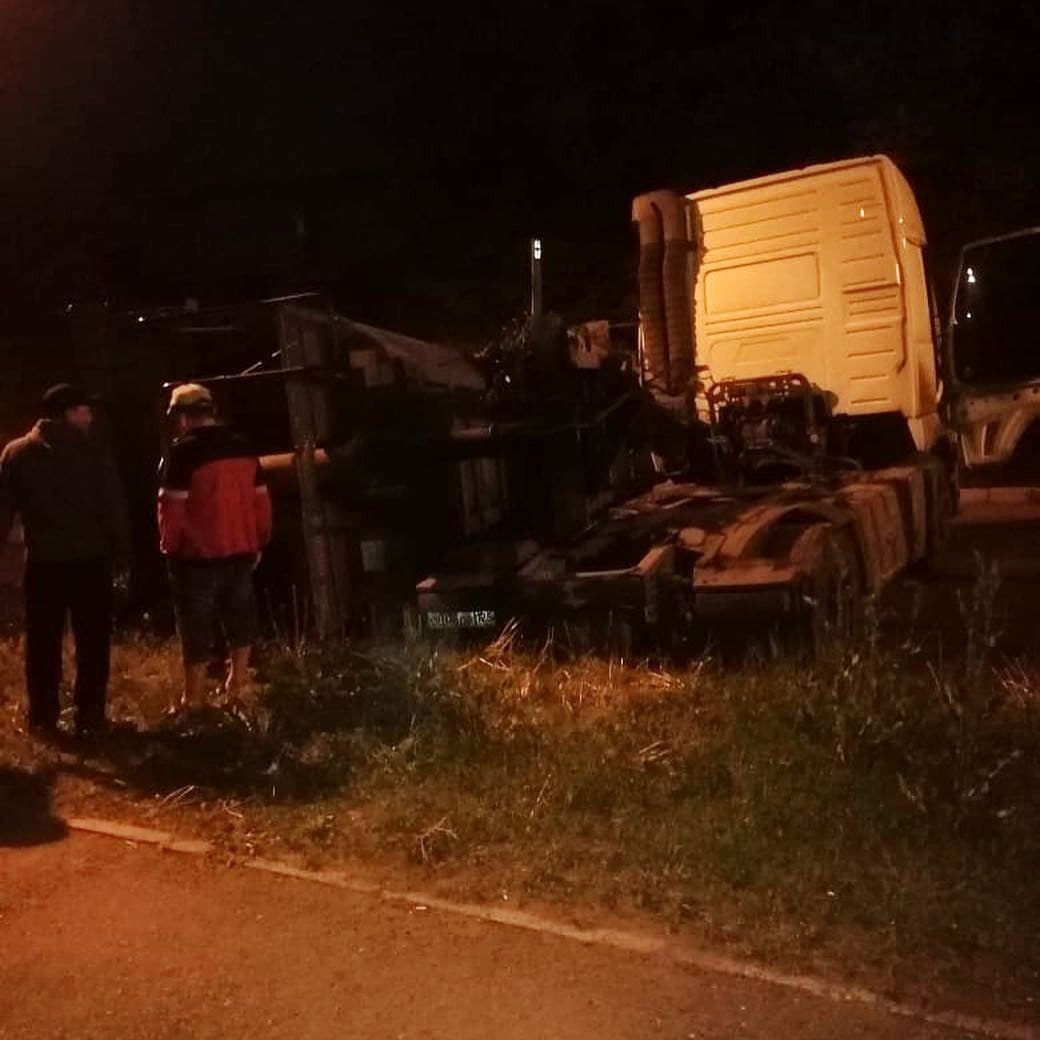 Ночью в Находке перевернулся грузовик с углем на улице Красноармейской