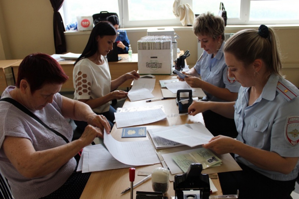 В Находке беженцам с Украины вручили свидетельства участников госпрограммы содействия переселению соотечественников