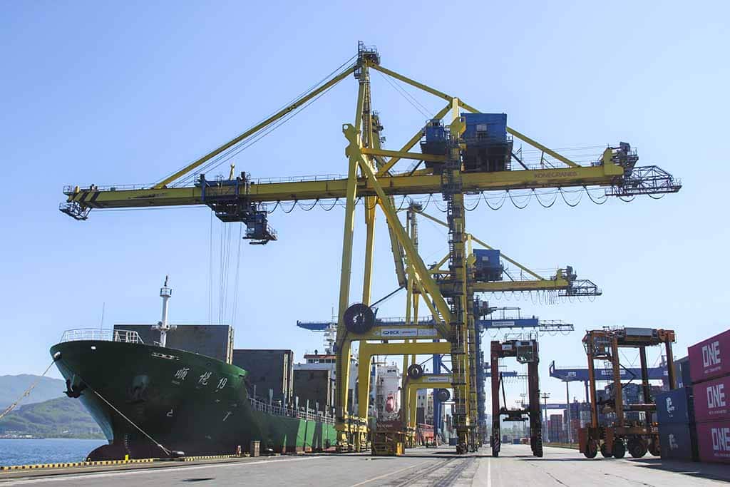 «Восточная стивидорная компания» начала обслуживать новые контейнерные сервисы в Циндао и Нинбо