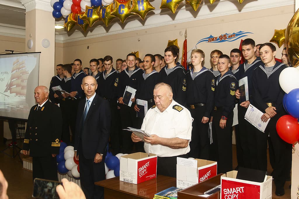 В Дальневосточном мореходном училище прошла торжественная церемония вручения дипломов