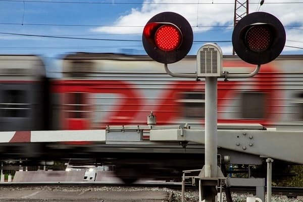 Дальневосточная железная дорога призывает к внимательности на железнодорожных переездах
