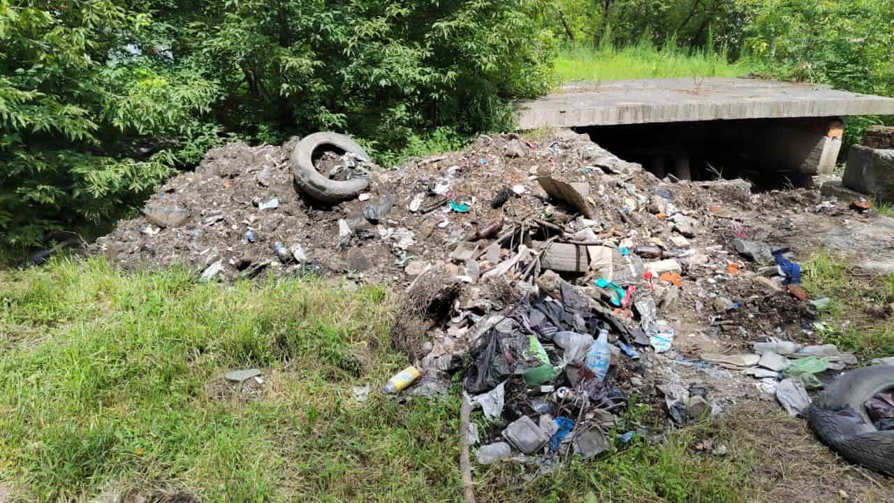 В Находке работники КГУП «Примтеплоэнерго» сбросили мусор на территории города