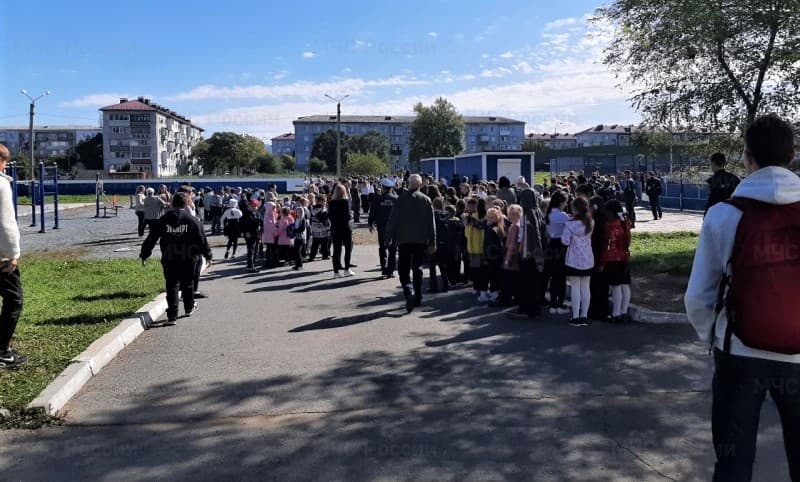 В Находке сотрудники МЧС России провели тренировку по эвакуации в школе № 7 «Эдельвейс»