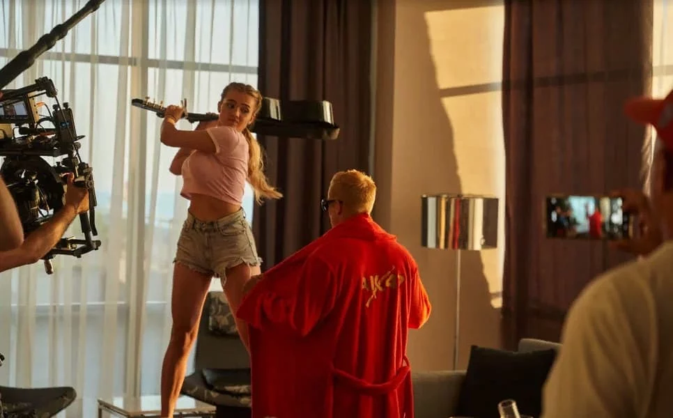 «Очки не сниму»: рэпер Витя АК-47 снялся во втором сезоне сериала «Отпуск»