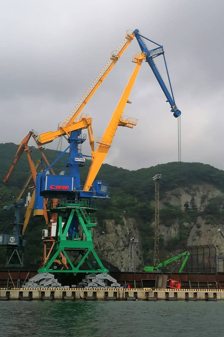 Находкинский Морской Торговый Порт пополнил технический парк новым портальным краном «Витязь»
