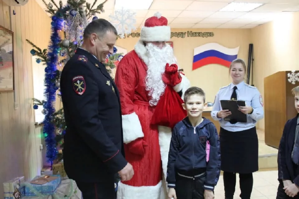 В Находке полицейский Дед Мороз провел праздничную акцию для детей