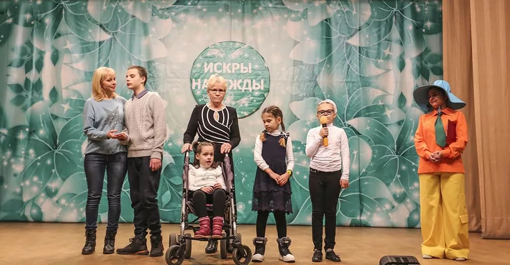 На сцене Находкинского ДК им. Юрия Гагарина снова зажглись «Искры надежды»