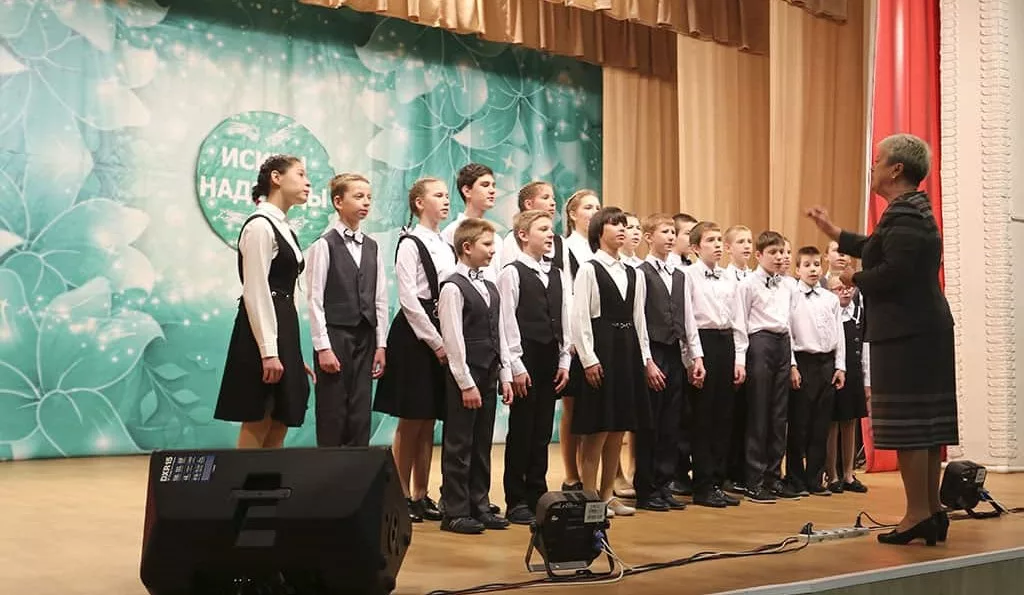 На сцене Находкинского ДК им. Юрия Гагарина снова зажглись «Искры надежды»
