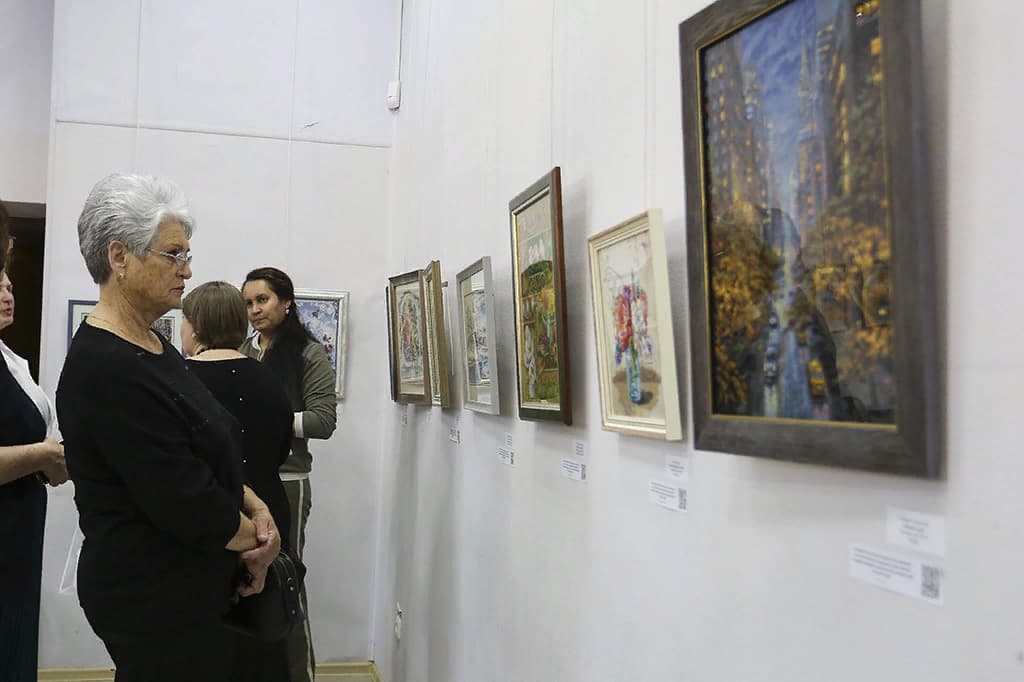 В картинной галерее галерее «Вернисаж» открылась уникальная выставка «Вышивать модно»