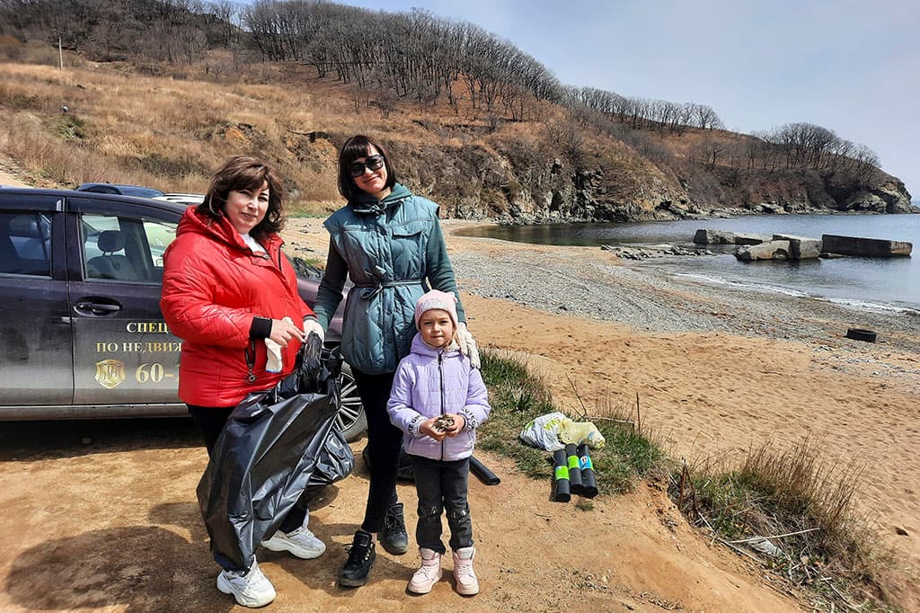В Находке пляж Лесной стал чище на 16 мешков мусора