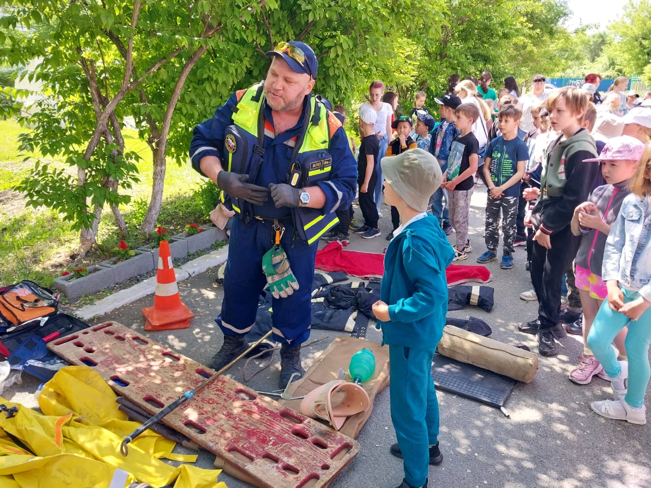 Спасатели Находки провели День безопасности в пришкольном лагере