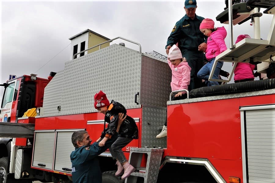 Нефтепорт Козьмино провел для детей экскурсию по пожарной части на территории предприятия
