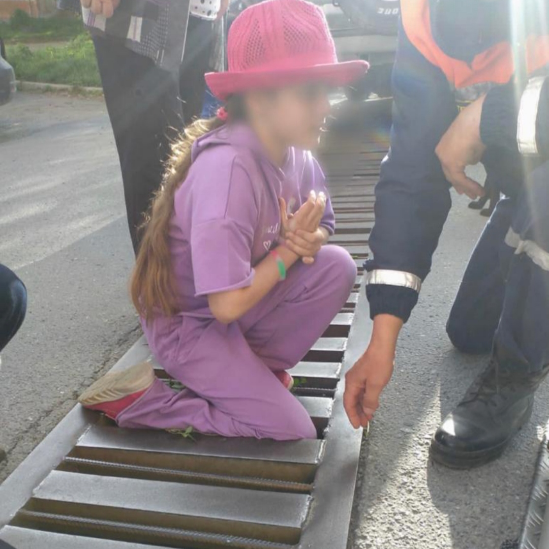 Находкинские спасатели освободили ногу ребенка, застрявшую в решетке ливневой канализации