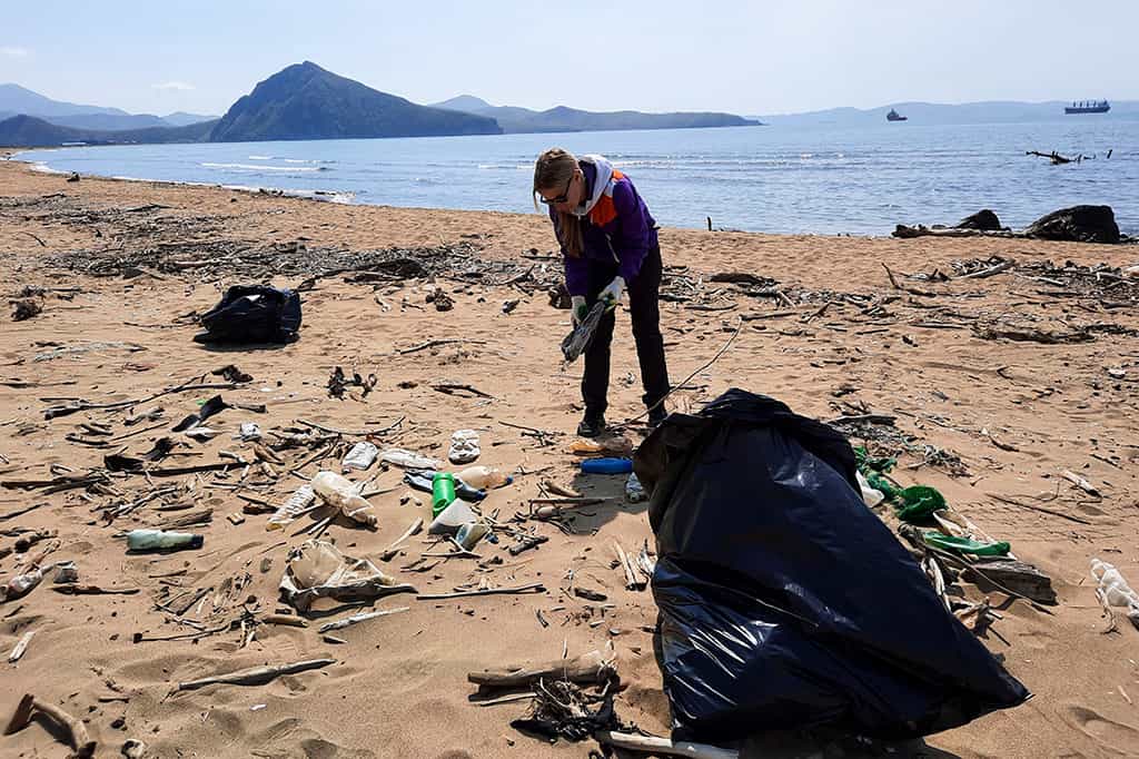 В Находке школьники и неравнодушные горожане провели уборку на пляже «Волна»