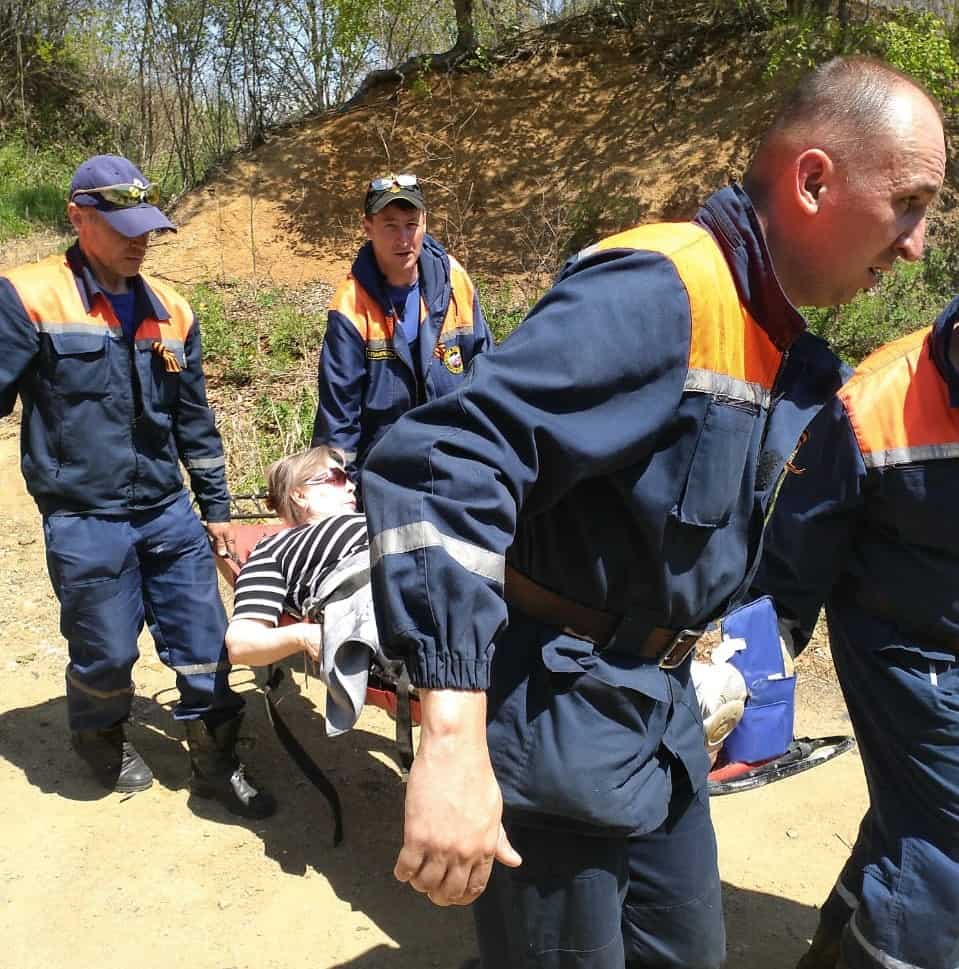 Находкинские спасатели вынесли из леса женщину повредившую ногу в лесном массиве
