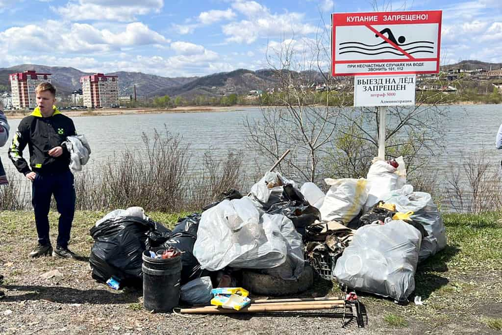 В Находке убрали берег озера Лебединого