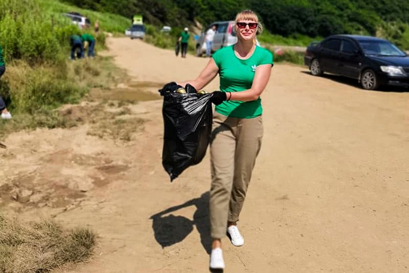 В Находке на пляже «Читувай» сотрудники магазина «Самбери» собрали 10 мешков мусора
