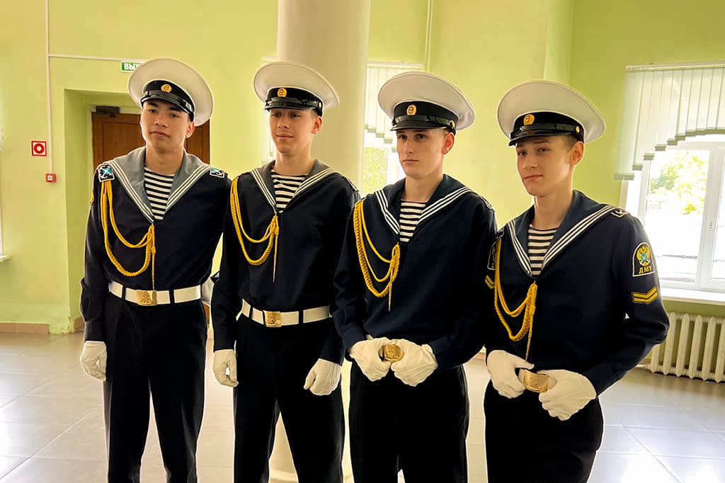 В Находке выпускники Дальневосточного мореходного училища получили дипломы и медали