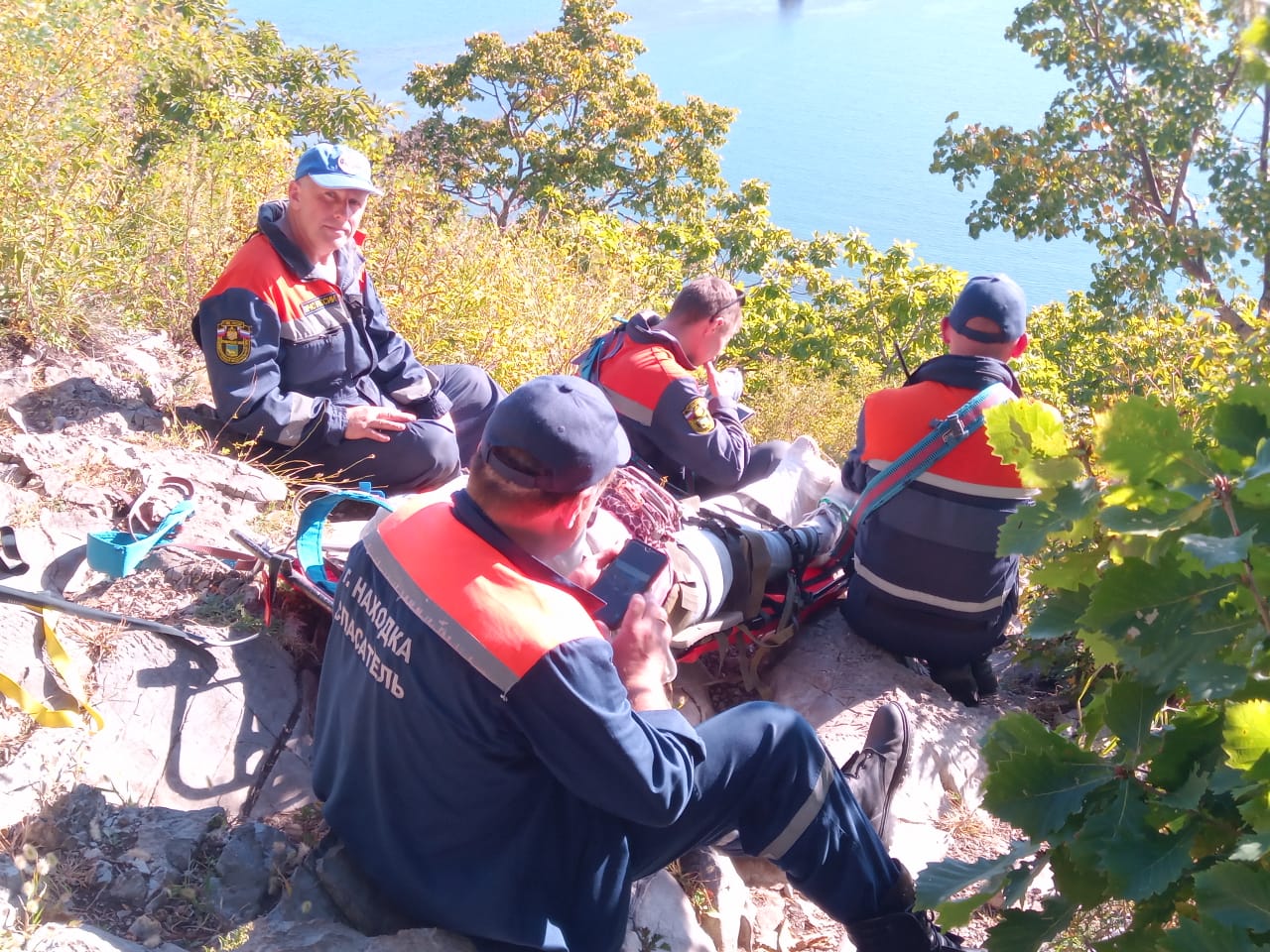 Находкинские спасатели эвакуировали с вершины горы Сестра сломавшую ногу жительницу Врангеля