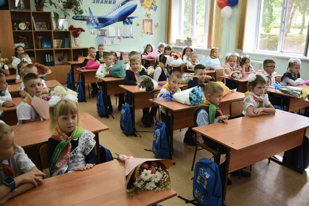 «Малый порт» присоединился к Общероссийской акции «Собери ребенка в школу» и вручил первоклассникам рюкзаки