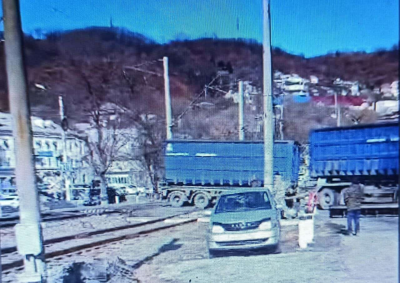 В Находке грузовик столкнулся с поездом на ж/д переезде в районе Ленинской  | Происшествия